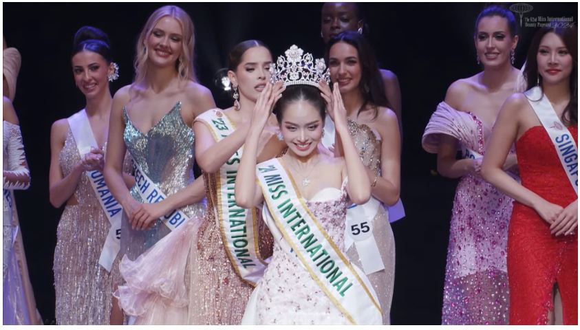 Cô gái Việt Nam 22 tuổi làm nên lịch sử sắc đẹp: Đăng quang Hoa hậu Quốc tế Miss International 2024