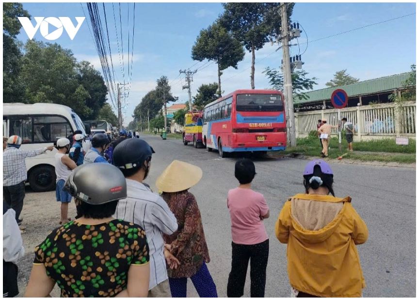 Đang đứng nghe điện thoại, nữ công nhân bị ô tô khách lùi bất cẩn, cán tử vong tại chỗ