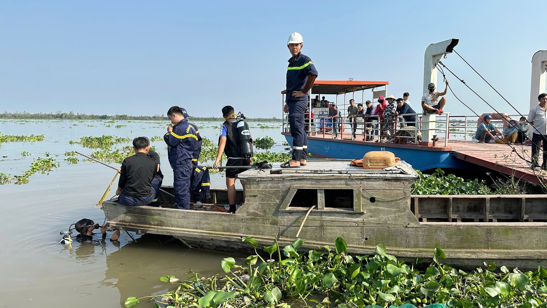 Ba thanh niên bị hút vào cống dẫn nước ao cá