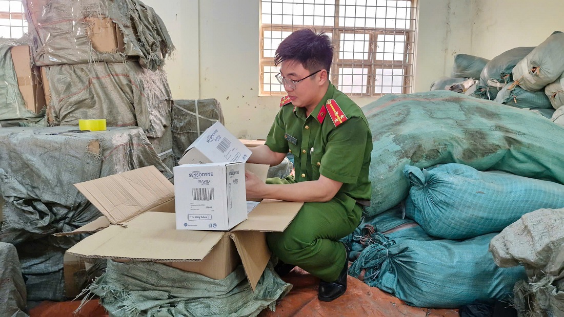 Nóng: Triệt phá đường dây buôn bán dầu gội, kem đánh răng giả quy mô lớn ở Nghệ An