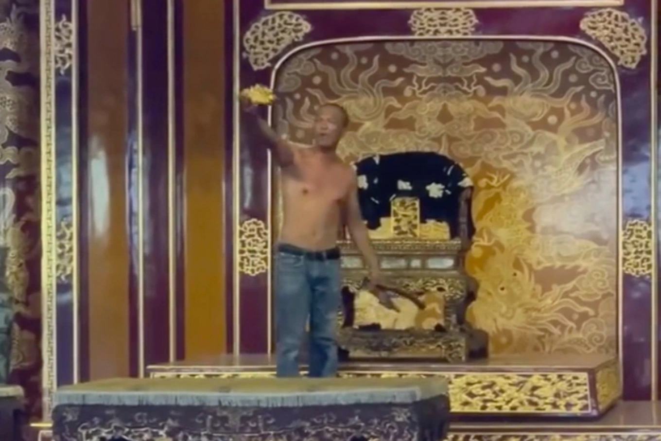 Tạm giữ hình sự đối tượng leo lên ngai vàng triều Nguyễn quậy phá ở Điện Thái Hòa