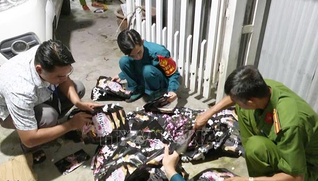 NÓNG: Phát hiện cơ sở làm giả nước nắm, nước giặt số lượng lớn ở An Giang