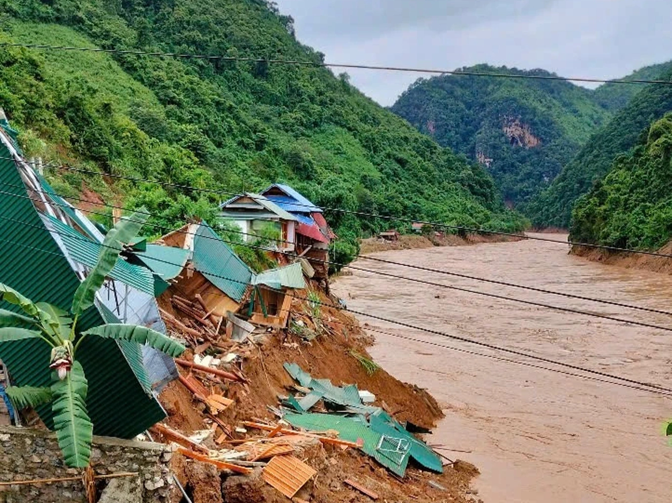 Xuất hiện vết nứt dài trên núi sau lũ, khẩn cấp sơ tán dân