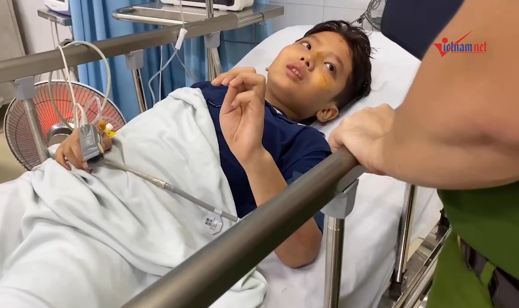 Nhân chứng vụ lật tàu ở Hạ Long: Cháu cố gắng thoát ra ngoài rồi được cứu