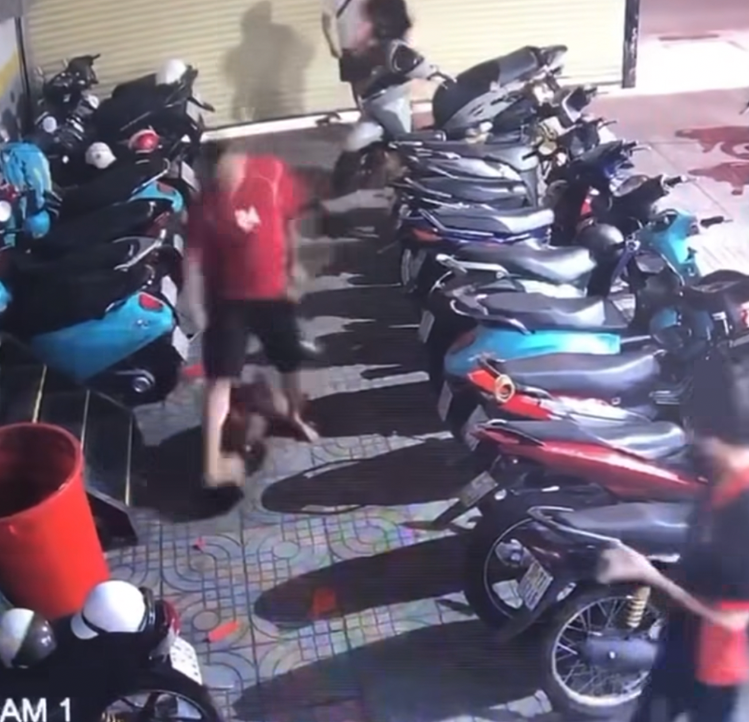 Công an vào cuộc vụ người đàn ông hanh:hung tới tấp hai thiếu niên ở TP.HCM