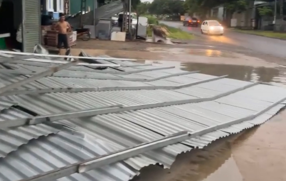Mái tôn bay trong giông lốc khiến 1 người t/ử v/ong