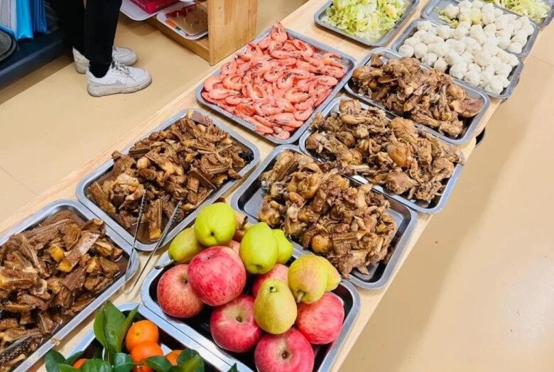 Cô giáo chụp ảnh cơm trưa ở trường mẫu giáo gửi vào nhóm lớp, hội phụ huynh kéo nhau đến trường đòi gặp hiệu trưởng