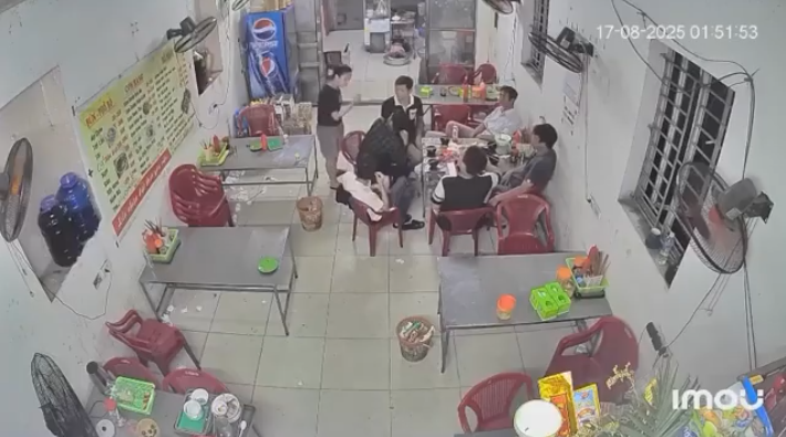 Clip nữ chủ quán thẳng tay tát khách nam vì hành vi quấy rối mình:  Bài học nhớ đời cho kẻ khiếm nhã