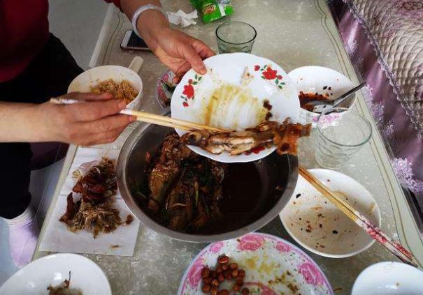 3 người trong một nhà lần lượt mắc UT vì thói quen “tưởng tốt mà xấu”