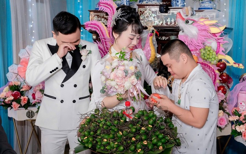 Cô dâu òa khóc khi anh trai bị bệnh Down tặng vàng cưới, dặn “Đừng rửa bát nhiều”