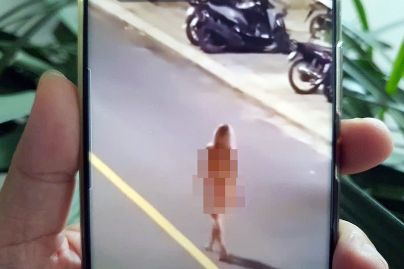 Cô gái người nước ngoài có biểu hiện bất thường, khoa:than đi trên phố Nha Trang