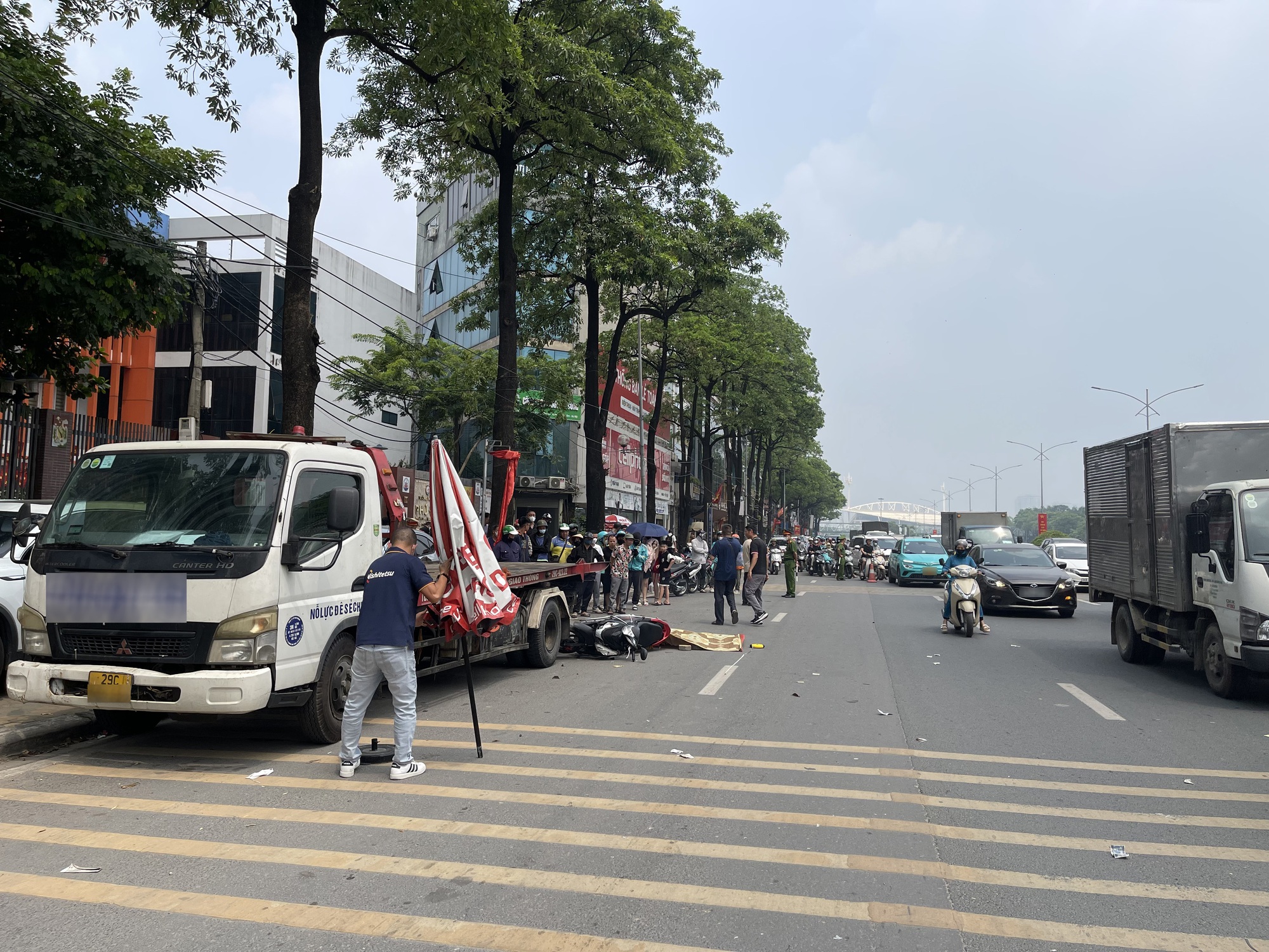Người thân khóc nghẹn bên hiện trường vụ TNGT khiến nam thanh niên 20 tuổi tuvong ở Hà Nội