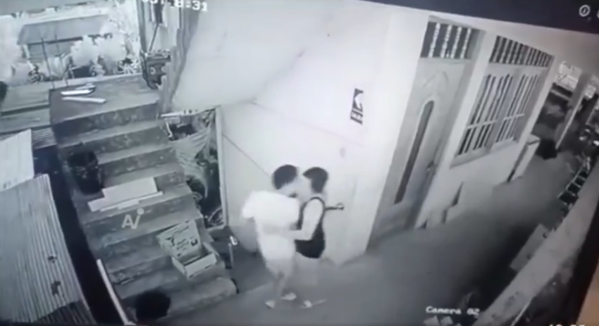 Ngã khỏi tầng 2 khi ôm bạn trai, người phụ nữ tuvong tại quán bar