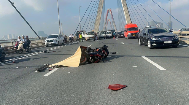 Người đàn ông đi xe phân khối lớn tuvong khi va chạm với ô tô trên cầu Nhật Tân