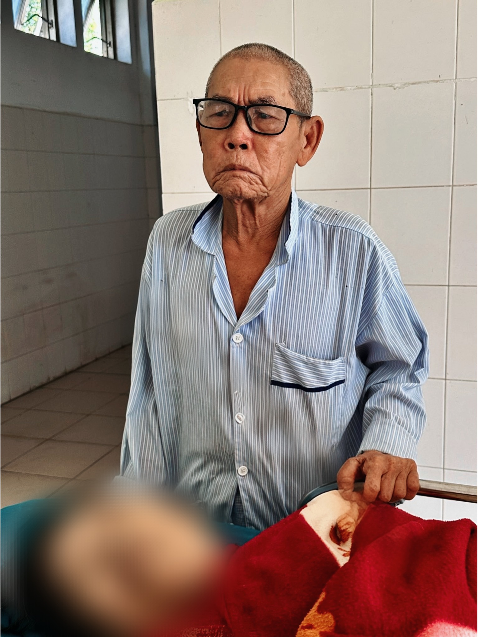 Hai vợ chồng không có con cái, cụ ông mượn được 500 nghìn từ hàng xóm đưa vợ vào bệnh viện, bác sĩ chuyển bà lên tuyến tỉnh và dặn ông lên chăm sóc, nhưng vừa đến nơi ông lại nhận được tin bà đã mất…