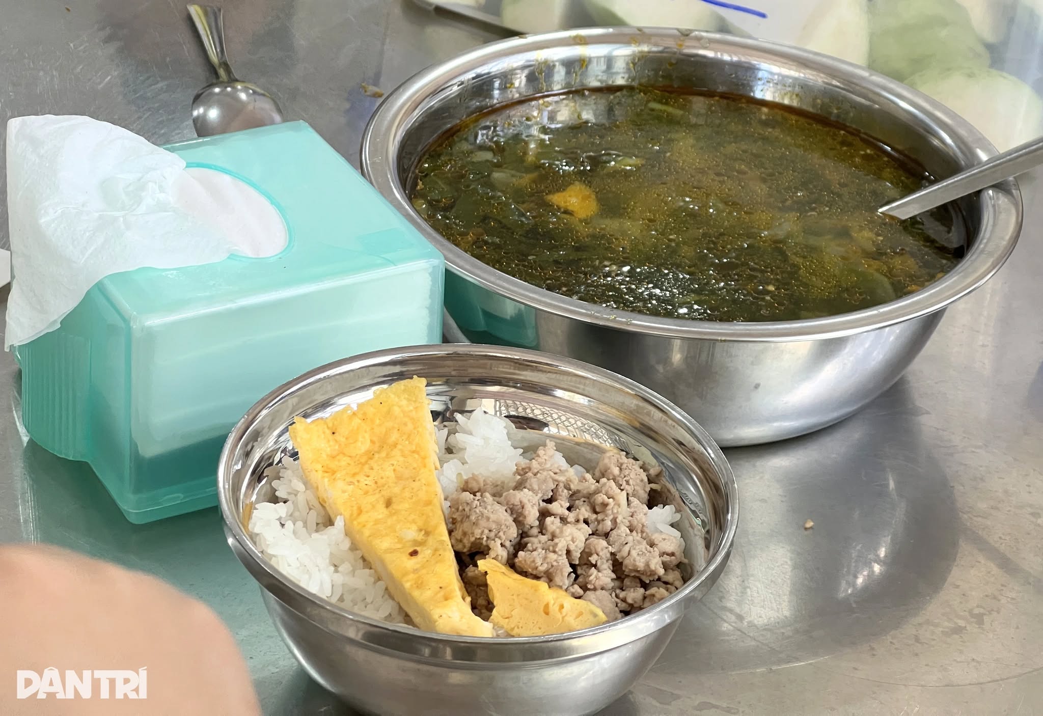 Vụ suất ăn trường học bị tố không đảm bảo: Đầu bếp tố cáo đã nghỉ việc