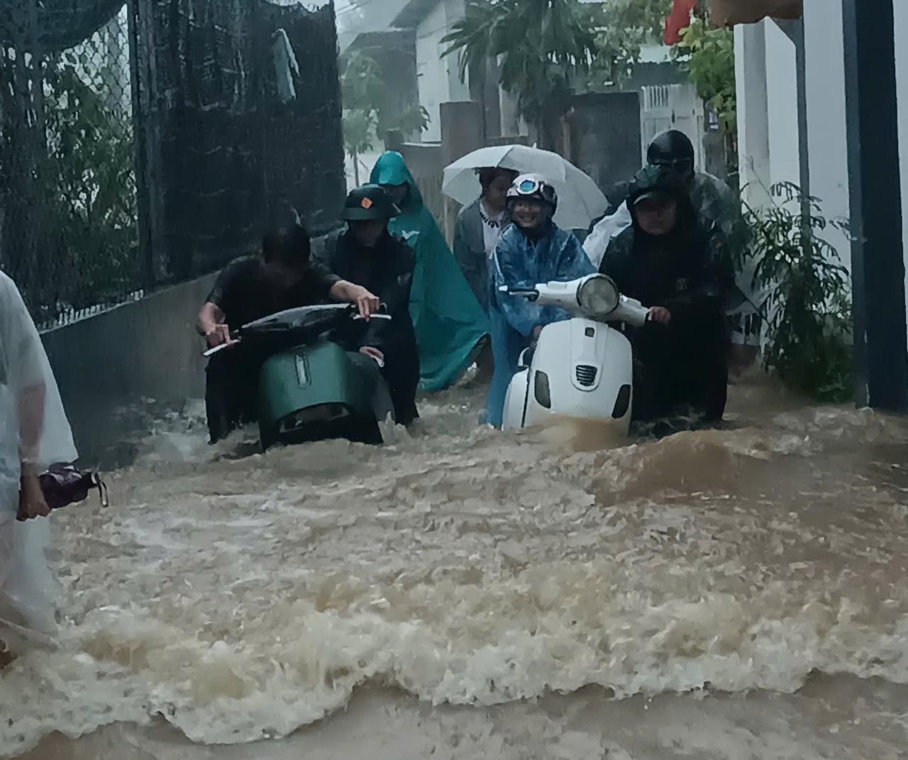 Hình ảnh ngập lụt mới nhất do bão số 10 Bualoi gây ra tại Huế