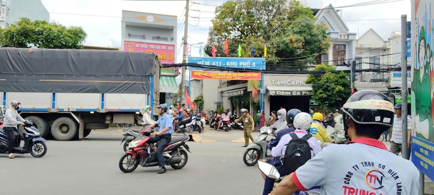 Chở con đi tìm nhà trọ nhập học, 2 mẹ con bị cuốn vào gầm xe tải tuvong