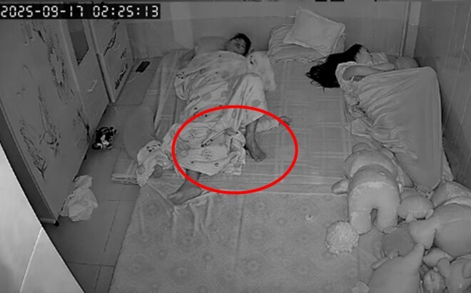 Cặp vợ chồng để con nằm giữa khi ngủ chung giường, hình ảnh camera giám sát gây giật mình