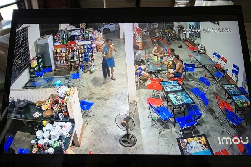 Khoảnh khắc người đàn ông bất ngờ đổ gục trong quán nước