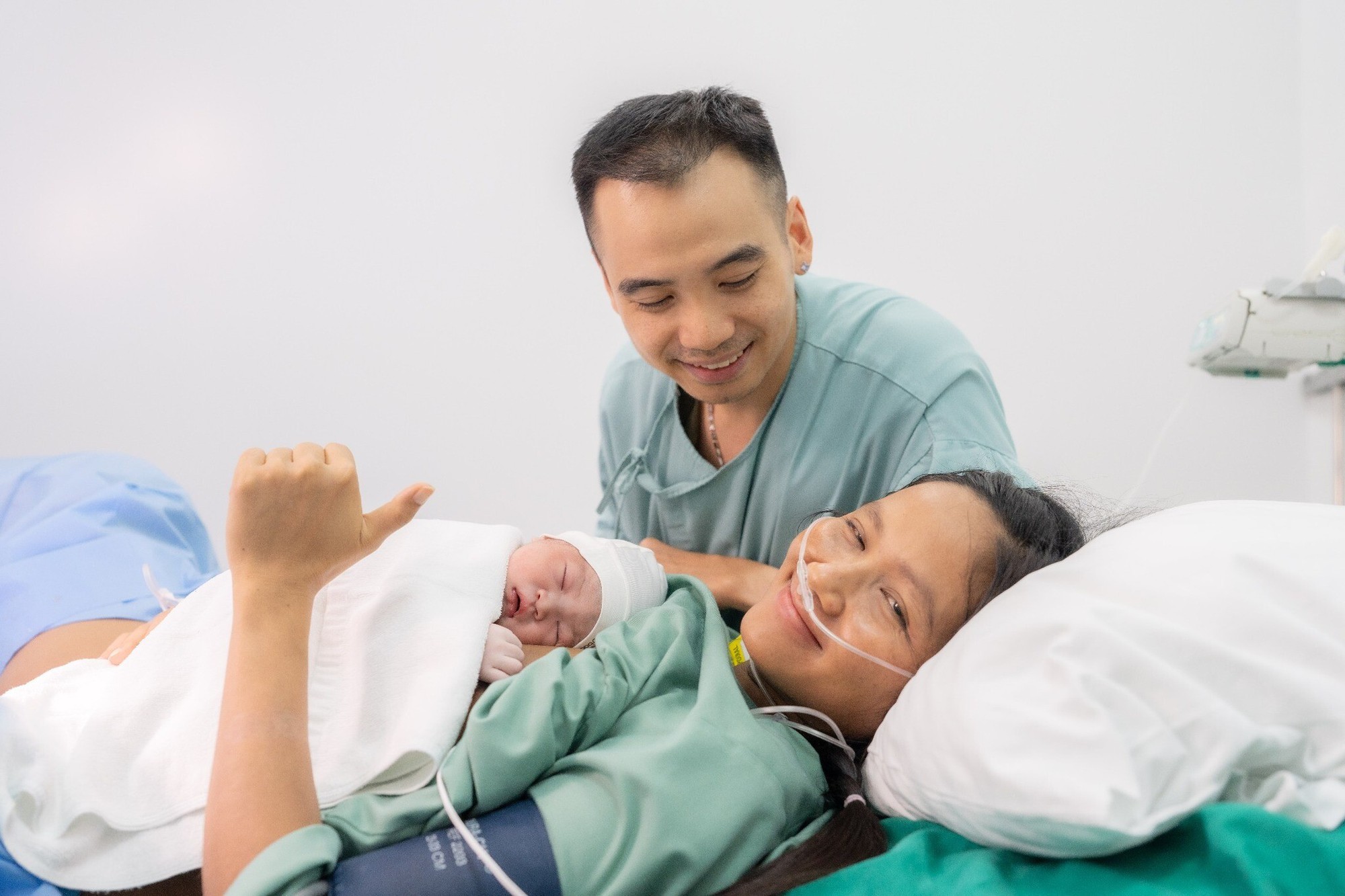 Hoa hậu H’Hen Niê sinh con gái đầu lòng