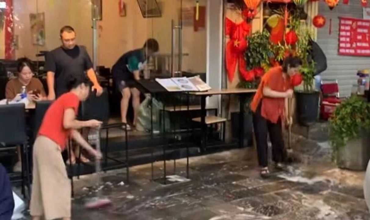 Hà Nội: Chấn chỉnh nhà hàng đổ nước xà phòng “đuổi” người xem diễu binh