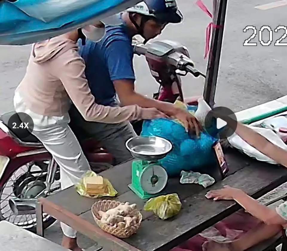 Đôi nam nữ giả vờ mua hàng rồi trộm điện thoại của người khuyết tật: Dư luận vô cùng phẫn nộ