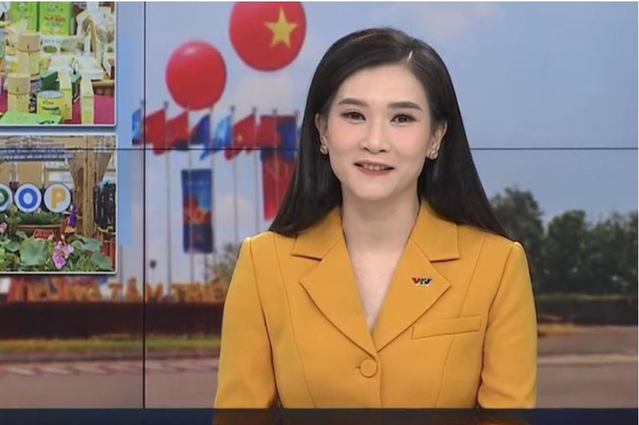 BTV Khánh Trang VTV vừa trở lại Bản tin Thời sự 19h sau hơn 1 tháng vắng bóng sống trong căn nhà không thể thiếu sắc hoa