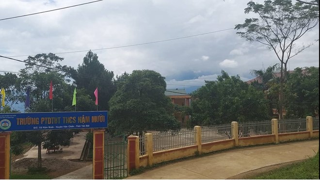 Sập cột trụ cổng trường học khiến hai anh em ruột tuvong