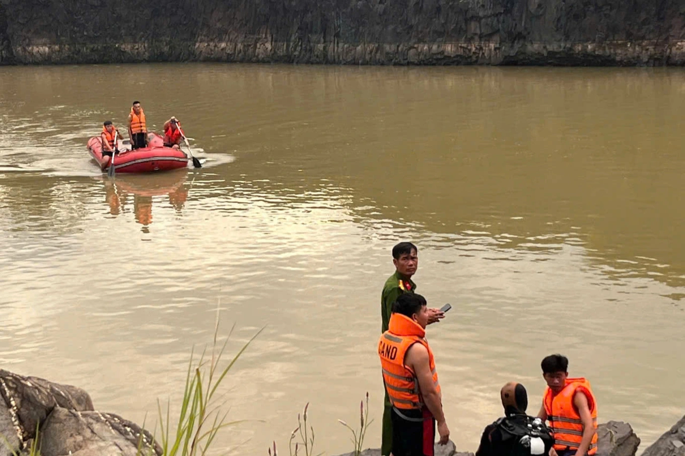 Ba thanh niên mất tích ở hồ Đá Xanh, vớt được một thithe