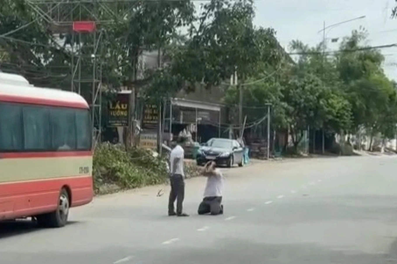 Hành khách nghi dùng thắt lưng đánh tài xế xe buýt, bắt quỳ giữa đường