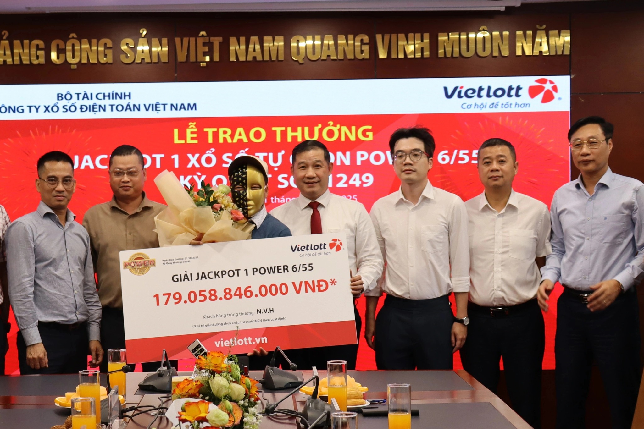 Một giáo viên trúng Vietlott gần 180 tỷ đồng