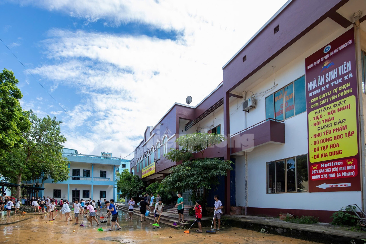 Đình chỉ nhân viên từ chối suất ăn từ thiện khi sinh viên đang bị cô lập