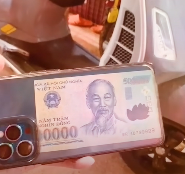 Tại sao nên để một khoản tiền đằng sau vỏ điện thoại?