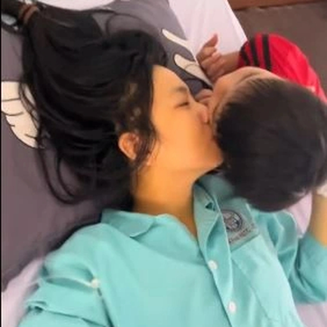 Nụ hôn cuối của mẹ với con trai trước khi mất khiến nhiều người rơi lệ