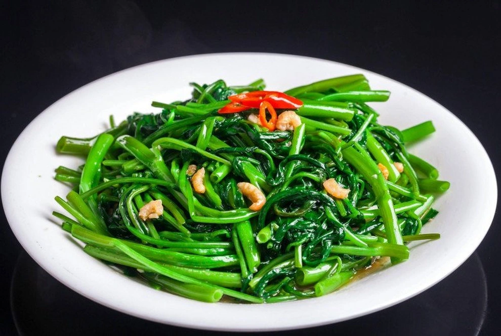 Mẹo xào rau muống giòn ngon, không thâm đen: Nhớ làm 2 việc này
