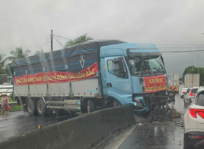 Xe chở hàng cứu trợ từ miền Nam ra miền Bắc không may gặp tai nạn trên Quốc lộ 1
