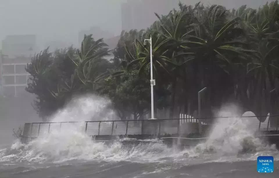 Bão Matmo đã càn quét Trung Quốc, gió giật 151km/h, đánh bay mọi thứ
