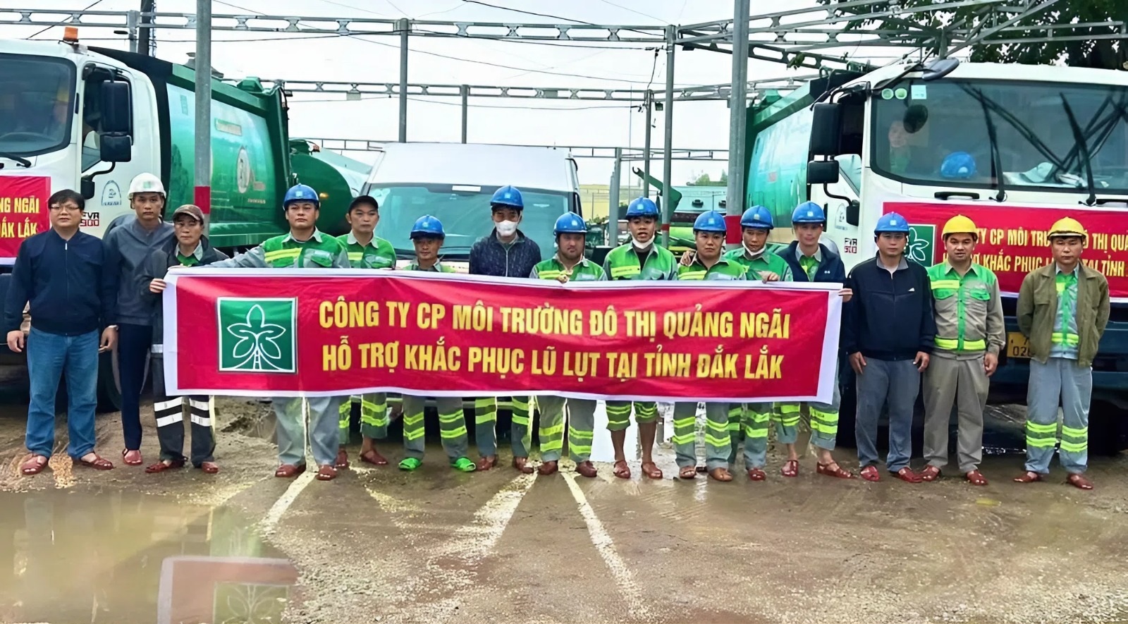 Công nhân môi trường, điện lực Quảng Ngãi hỗ trợ người dân Đắk Lắk sau lũ