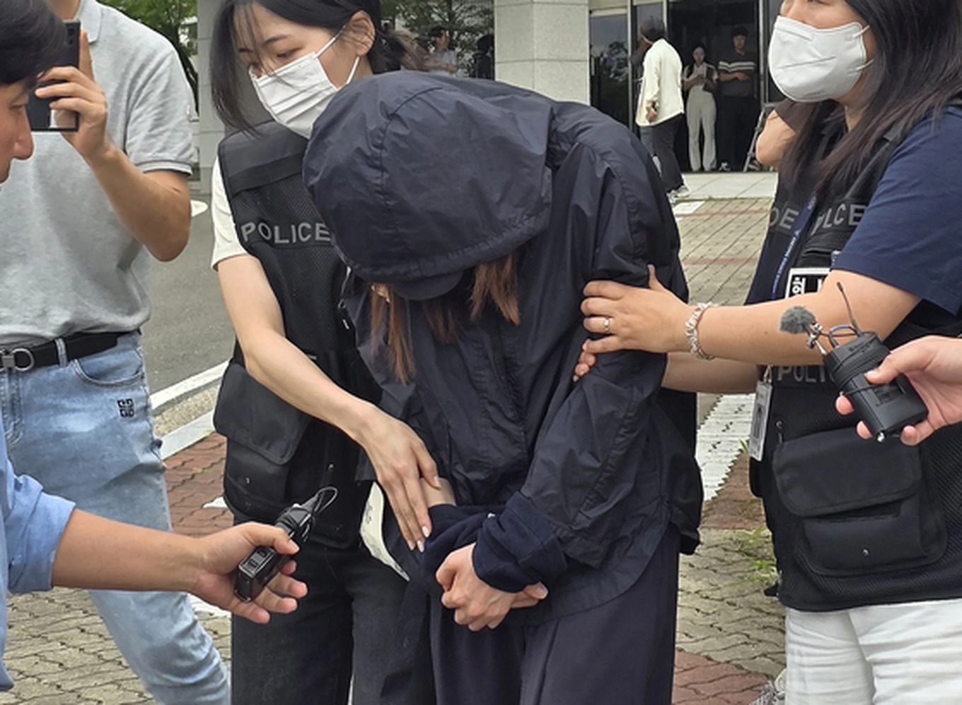 Phụ huynh 10 lần đột nhập vào trường đánh cắp đề thi cho con