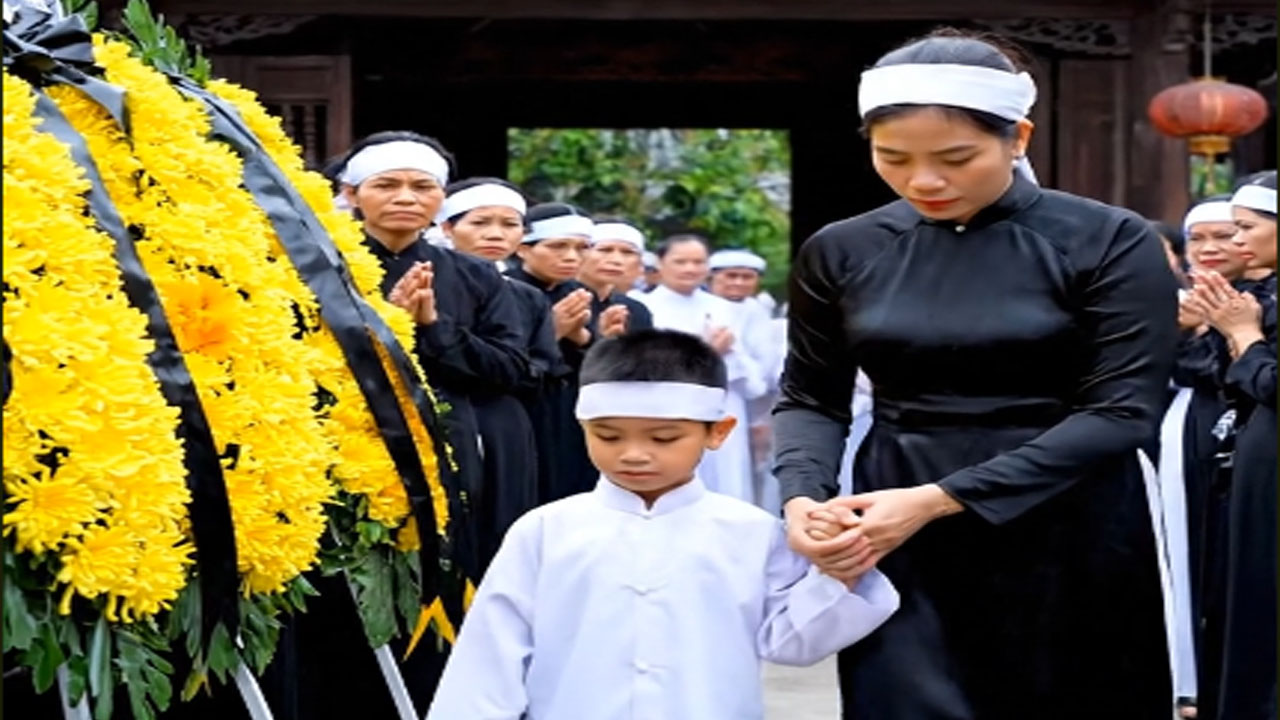 Đám tang mẹ vợ cũ, tôi đến dự thì bất ngờ có một đứa trẻ chạy té vào người. Tôi rụng rời khi thấy…
