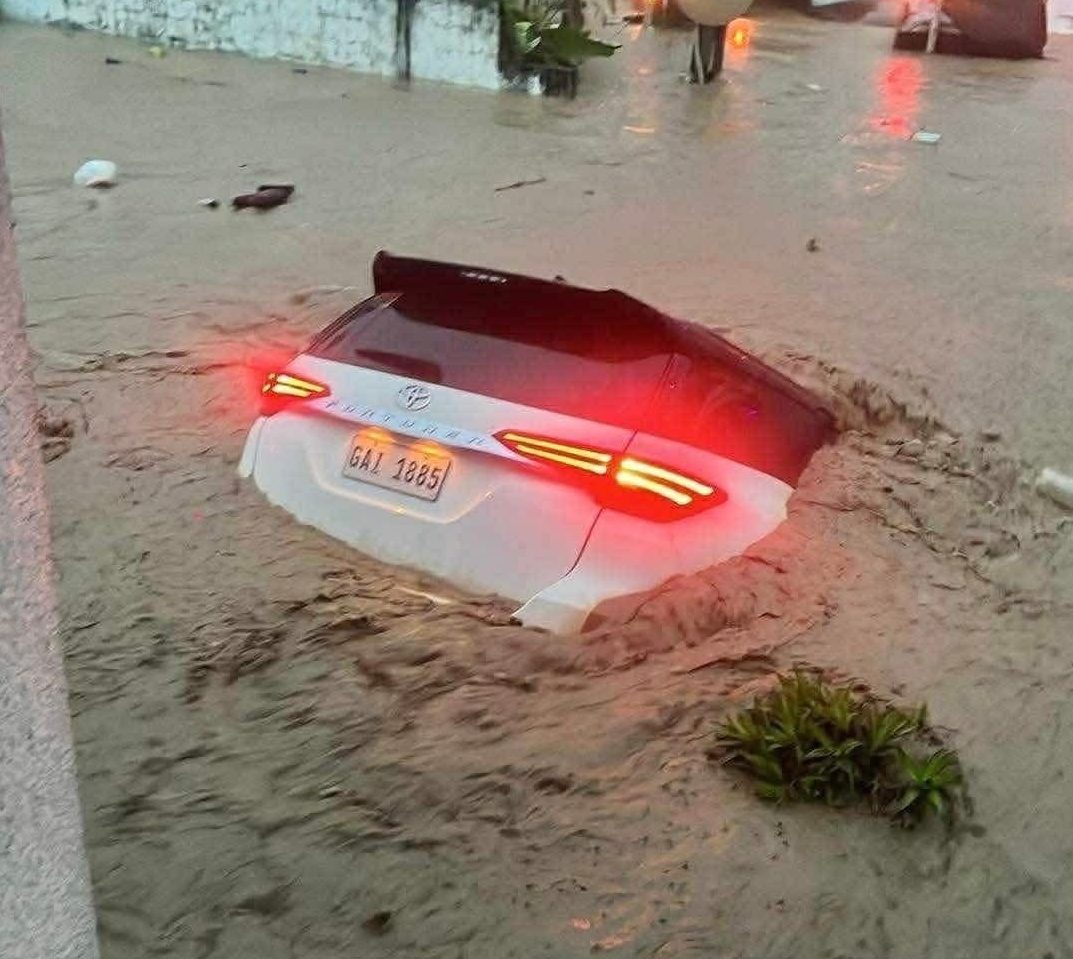 Bão Kalmaegi đổ bộ Philippines, nhiều khu dân cư chìm trong biển nước, ô tô trôi lênh đênh trên đường phố