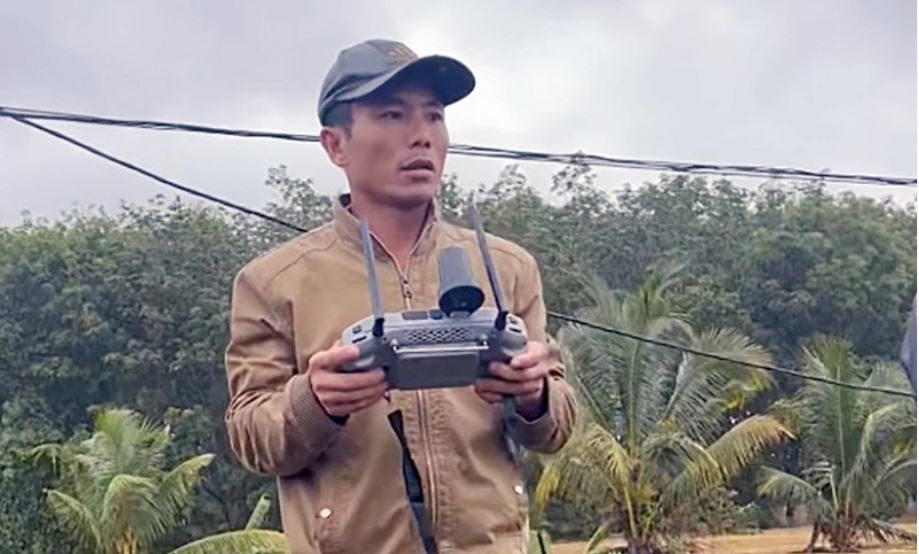 Người đàn ông dùng drone cứu người kẹt giữa dòng lũ