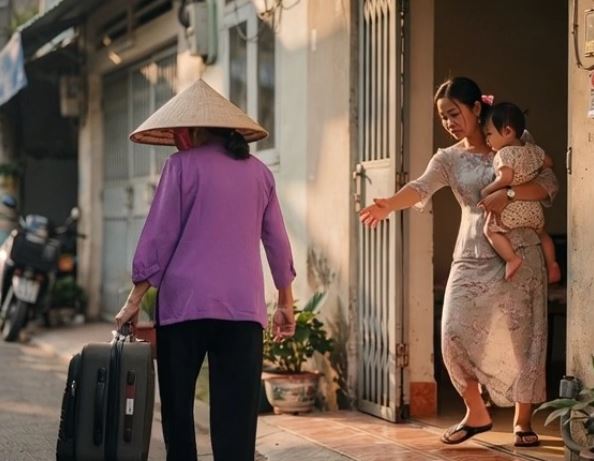 Mẹ chồng giúp chăm cháu suốt 8 năm, tiêu hết tiền lương hưu, thấy “danh bạ điện thoại” của con dâu, bà lập tức về quê