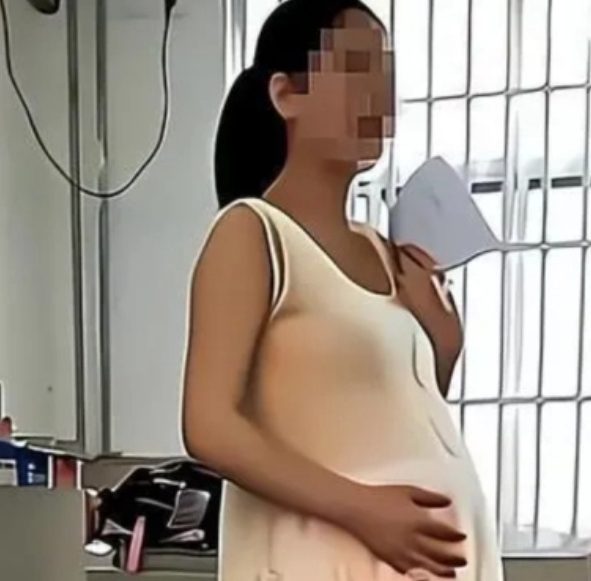 Phụ huynh phàn nàn trang phục bà bầu của cô giáo thiếu đứng đắn, khiến cô bị phạt nặng