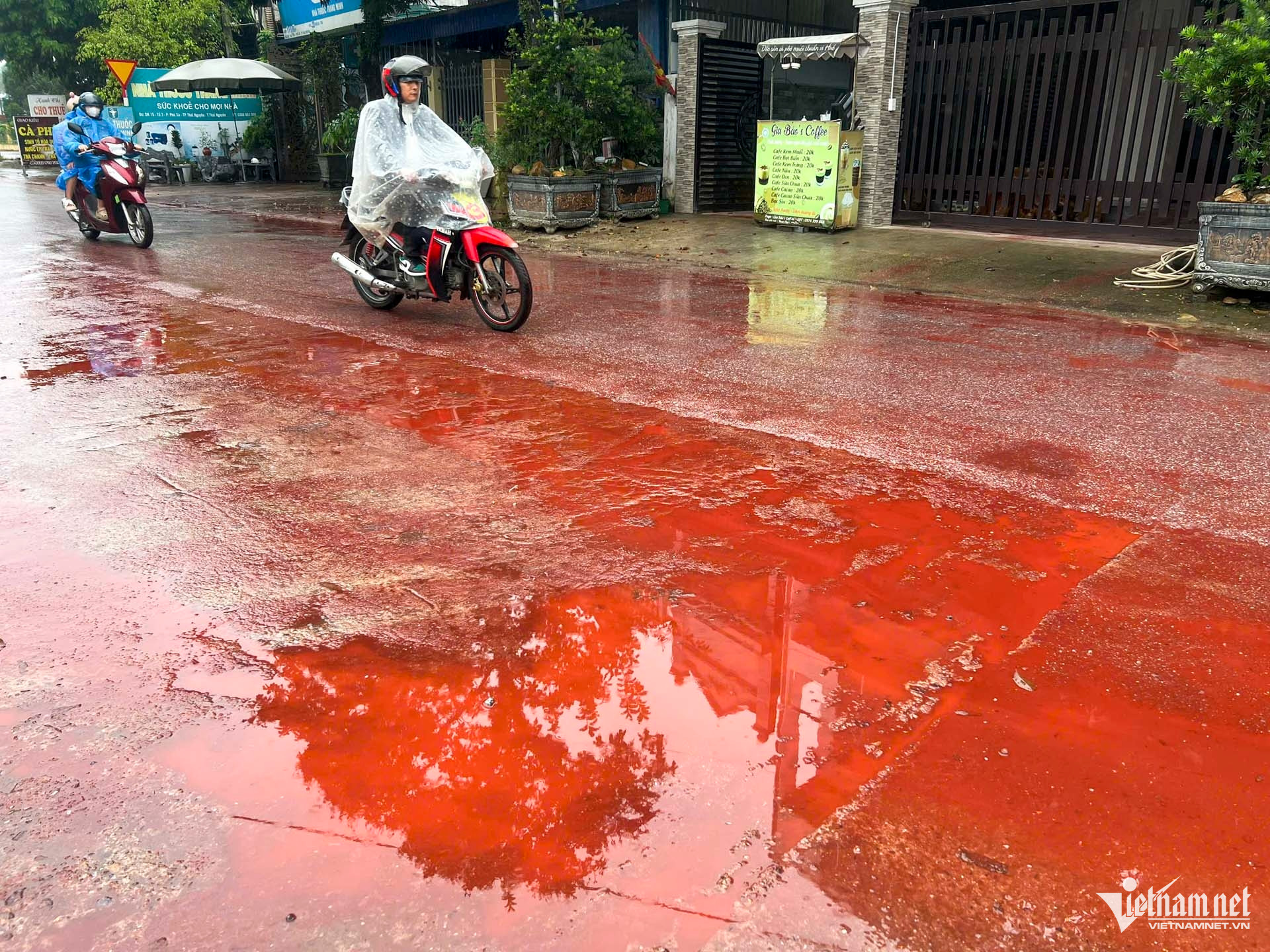 Chất lỏng màu đỏ như máu phủ kín mặt đường, người dân hoang mang