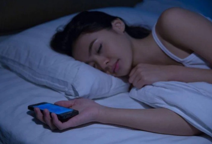 Chờ con ngủ rồi xem điện thoại tới khuya, người mẹ 27 tuổi bỏ mạng giữa đêm: Bỏ ngay thói quen tự hại mình