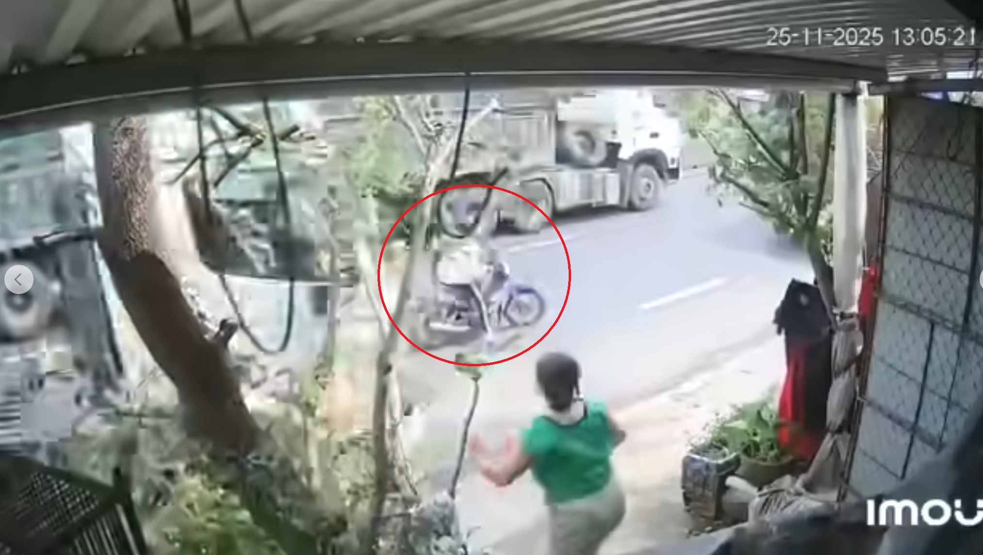 CLIP: Chiến sĩ Cảnh sát PCCC Công an TP.HCM cứu nữ sinh trước mũi xe container