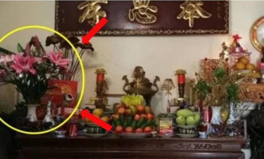 Khi thắp hương, người giàu luôn đặt lọ hoa bên trái bàn thờ, nếu đặt bên phải thì sao?